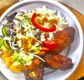 Pane, verdure e alette di pollo fritte