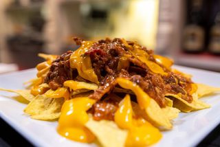 Nachos con Chedar y Chili con Carne