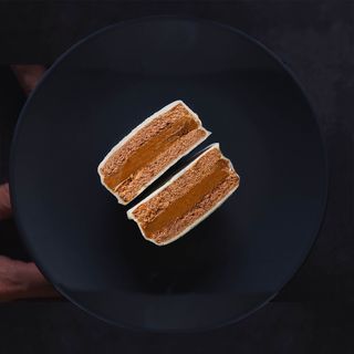 Alfajor de Chocolate Blanco Artesanal con Dulce de Leche