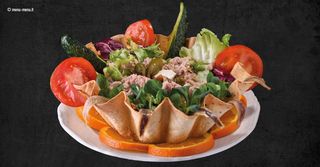 Insalata nel cestino di pane