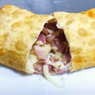 Pastel de feira  BACÓN CON QUESO  ( 18 cm aprox.)