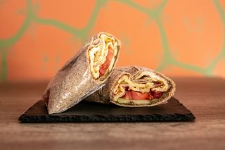 Omlet sa feta sirom i pančetom u tortilji