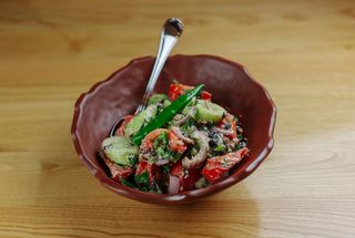 კიტრი-პომიდვრის სალათი კახური ზეთით 