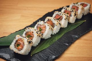 Uramaki spicy tuna sau salmon
