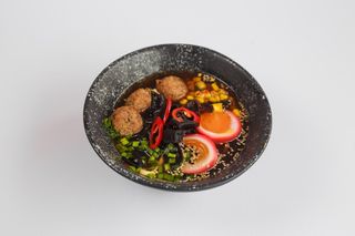 Рамен з лососевими боулами (560г)