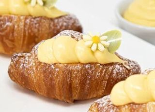 Cornetto farcito con crema chantilly