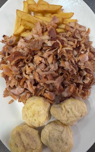 Carne con patatas y Nuggets(4uds)