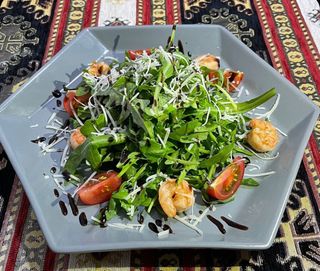 Салат с рукколой и креветками