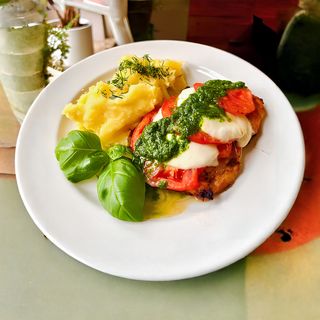 Grillowany z mozzarellą, pomidorami i pesto zielonym