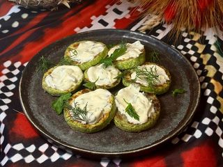 Кабачки смажені з часником соусом