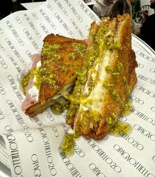 Mozzarella in carrozza con mortadella di Bologna igp, stracciatella pugliese, crema di pistacchio di Bronte