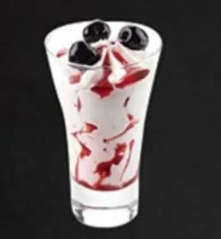 Coppa di gelato yogurt e frutti di bosco