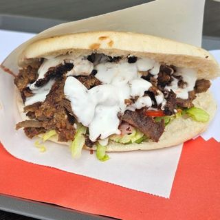 Піта з яловичим кебабом