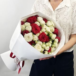 შეურიეთ თეთრი და წითელი ვარდები 3096