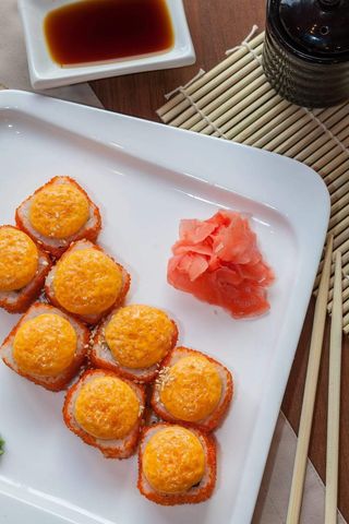 Калифорния с угрем и соусом "Лава"