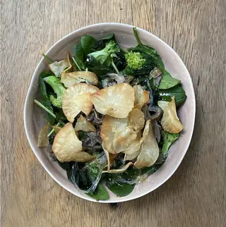 Ensalada Maitake Con Wakame Bio Y Chips De Yuca