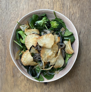 Ensalada Maitake Con Wakame Bio Y Chips De Yuca