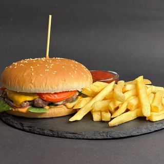 Бургер яловичий з картоплею фрі (360г)