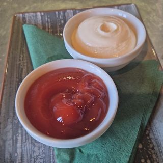 Majoneza,kečap /mayo and ketchup