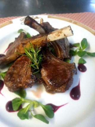 Cotlet de berbecuț la grătar