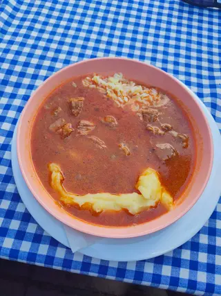 Gulaš sa prilogom