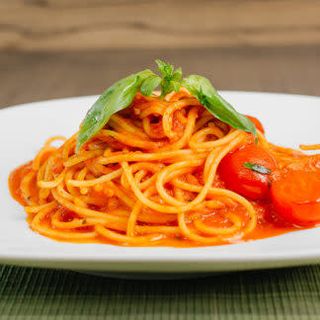 Спагетти в томатном соусе с базиликом