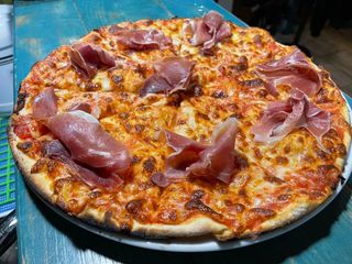 Пица Прошуто крудо
