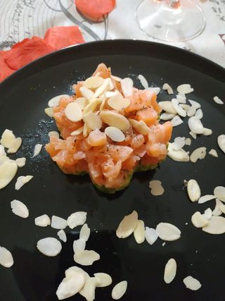 5a. Tartare di salmone e mandorle