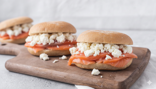 31 Montadito De Salmón Y Queso Fresco