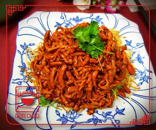 E10 მოთუშული ღორის ხორცი პეკინურ საწებელში