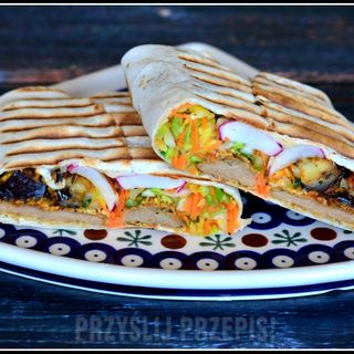 Kebab wegetariański w trotilli 30 cm,ogórek,pomidor,cebula,papryka,kukurydz