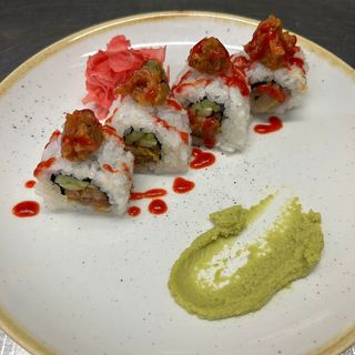 Uramaki spicy tuna roll
