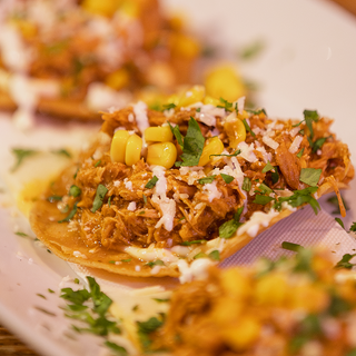 Taco de tostada de tinga (poco picante)