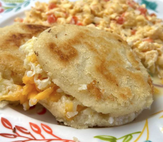 Arepa de vegetales con huevo