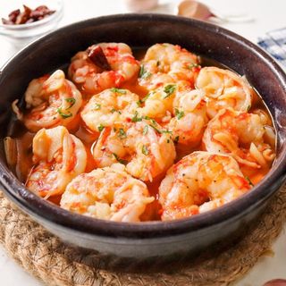 51. Gamba al ajillo / Garlic prawns 