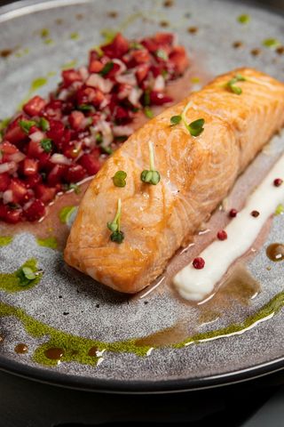 Запечений стейк лосося з полуничною сальсою