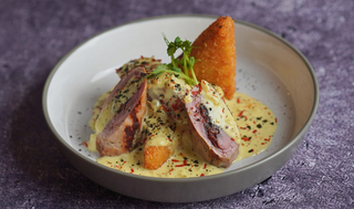 Крученик з беконом та чорносливом