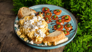 Scrambled eggs with feta & pesto