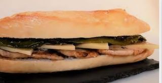 28. Bocadillo Caliente De Lomo Adobado Con Queso Y Pimientos