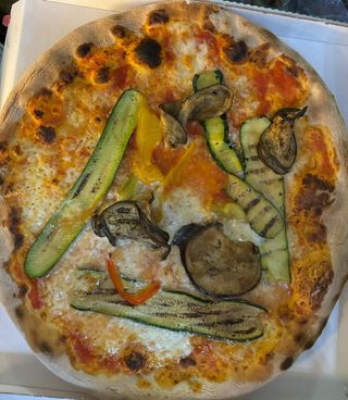 Pizza con verdure alla griglia