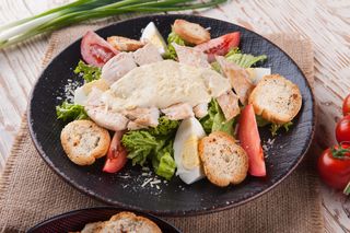 Салат Цезар з куркою та беконом (250г)