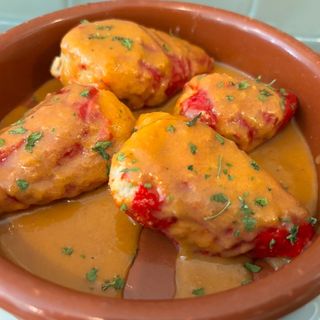 Ración De Pimientos Rellenos De Carrillera Al Vino Tinto