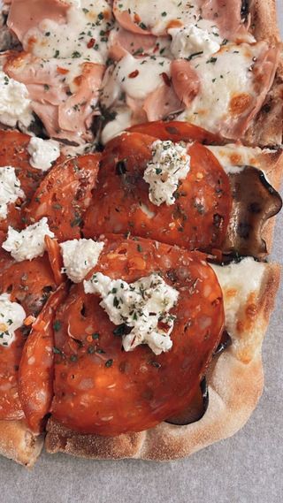 Pinsa vinete, salam picant si burrata