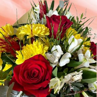 Buchet mixt cu 3 trandafiri rosii