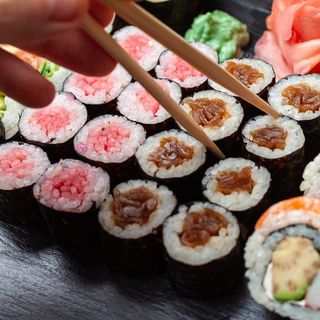 Hosomaki z pieczonym łososiem