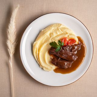 Тушкована яловичинка з пюрешкою