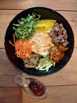 Бибимбап със сьомга (500г)