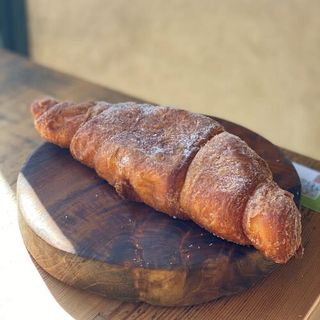 Croissant con crema y canela