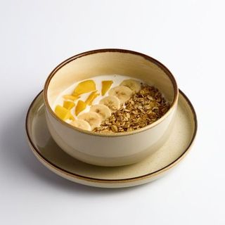 Гранола с йогуртом и фруктами