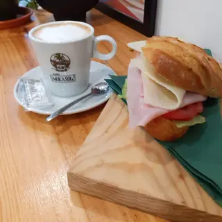 Café + pitufo mixto jamon y queso